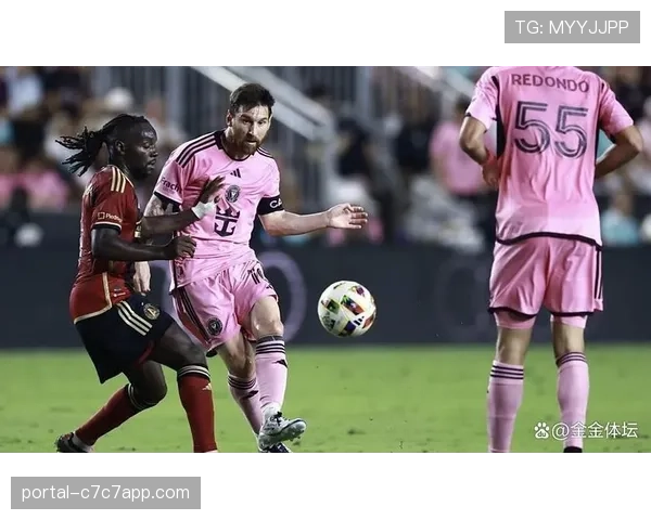 特写:终场哨响,亚特兰大前锋疲惫跪地,诠释高压打法对体能的极致消耗